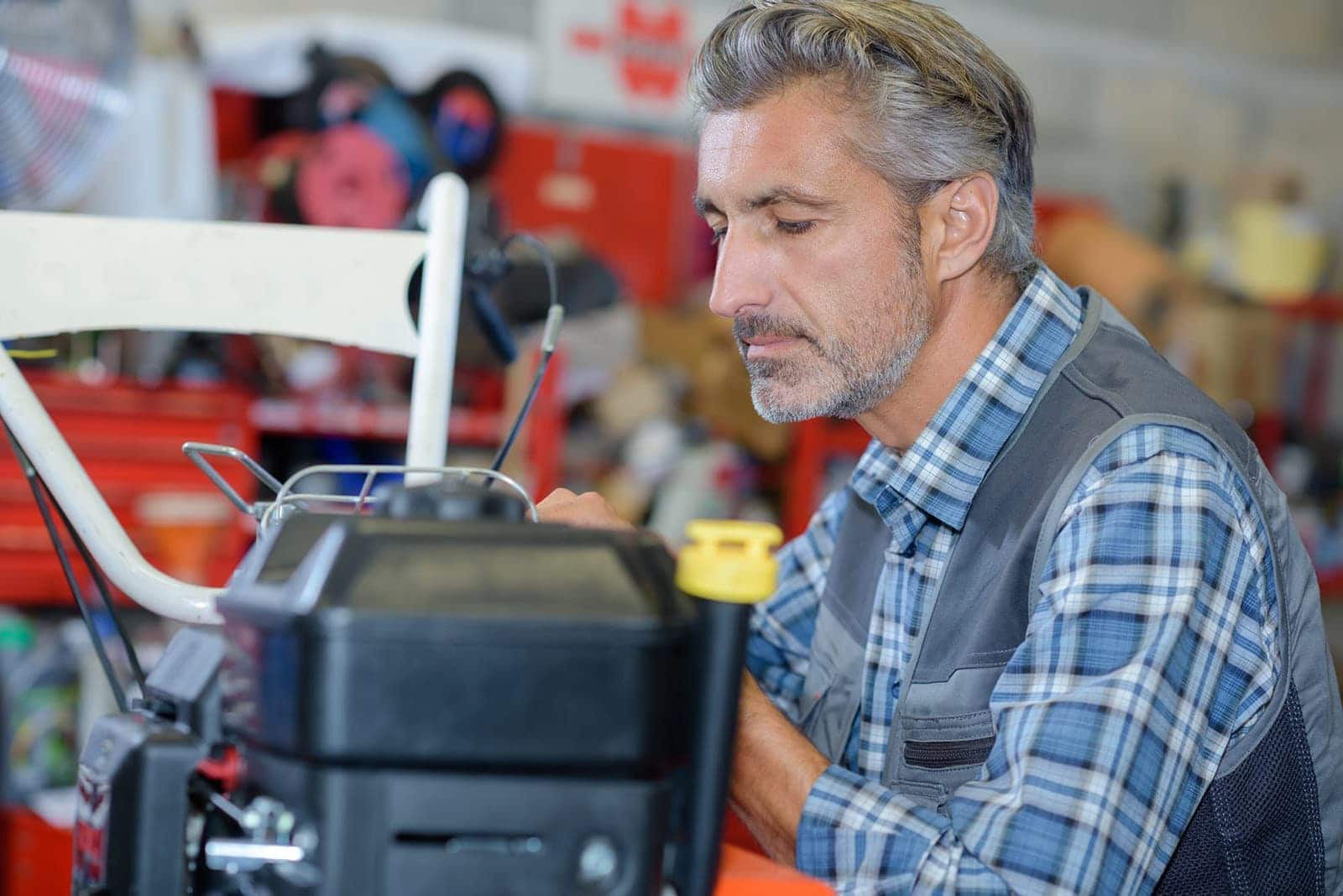 Monteur repareert machines voor Machineverhuur